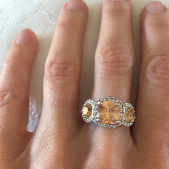 Beautiful ring - Picture 3 of 3